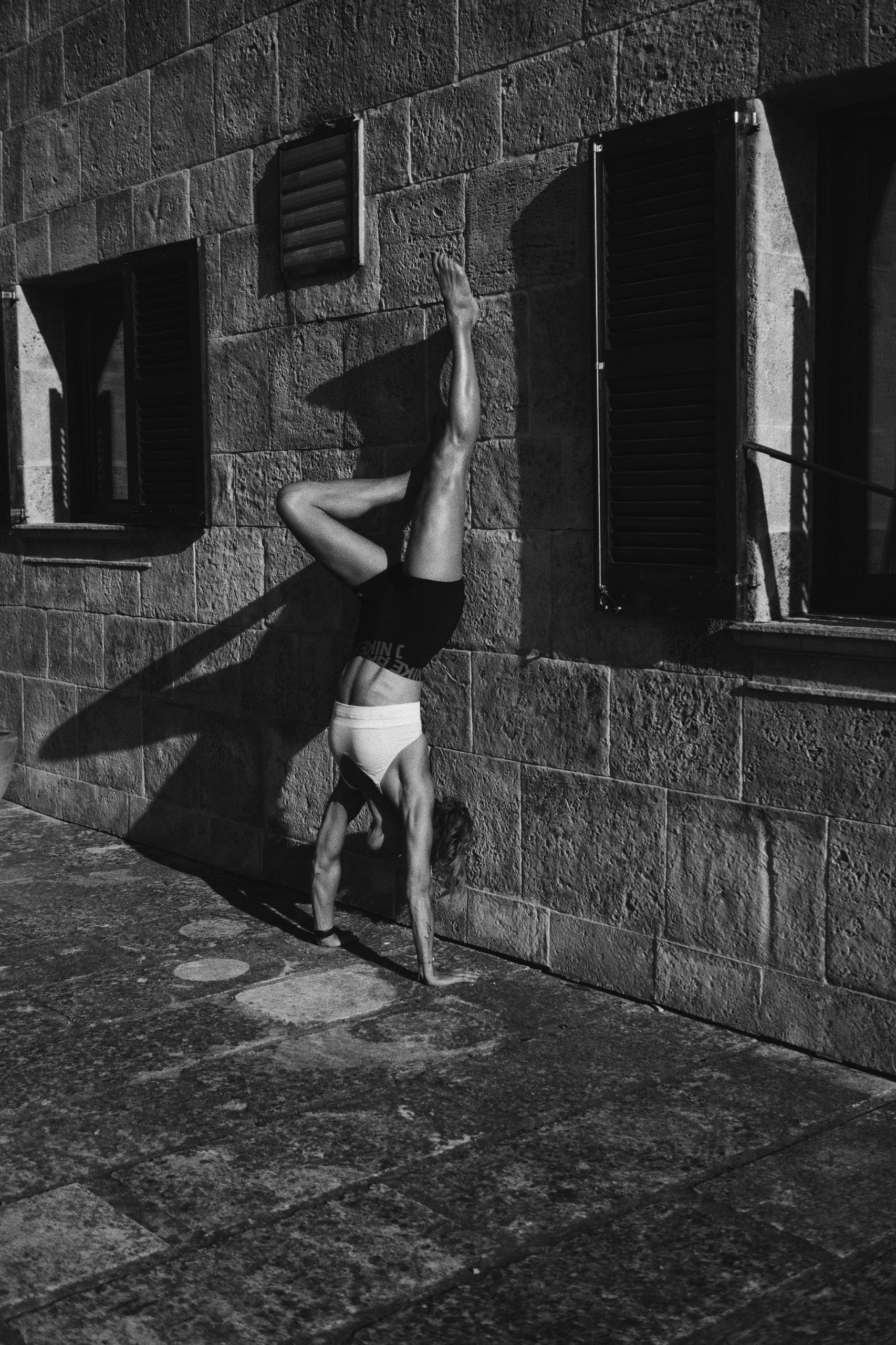 Personal Trainer Marie doing handstand.